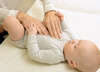 massage doux ventre bébé pour soulager coliques et inconfort
