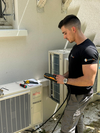 technicien installant pompes à chaleur dans maison moderne
