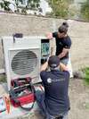 technicien répare chaudière gaz