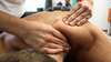 mains effectuant un massage suédois sur le dos