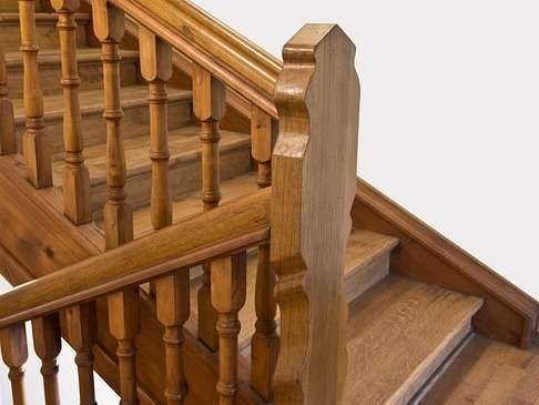 Escalier en bois en rénovation par AMF Menuiserie Paris et Île de France