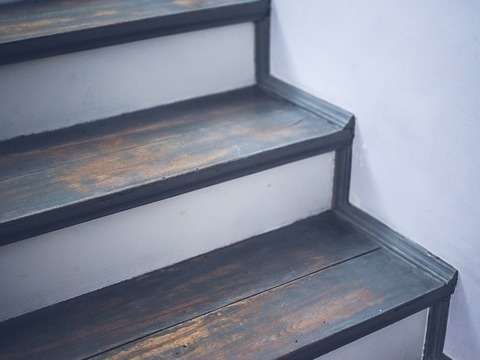 amf menuiserie reparation de marche descalier en bois paris et lle de France