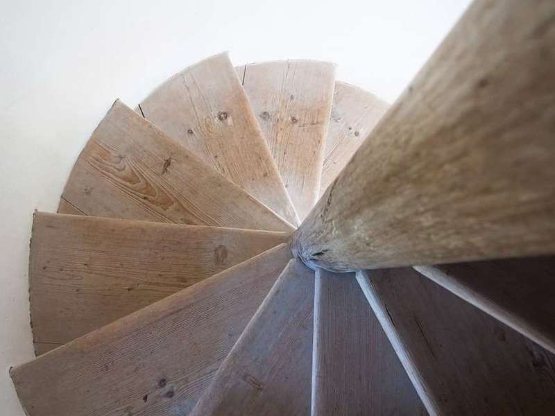 Escalier en bois en rénovation par AMF Menuiserie Paris et Île de France