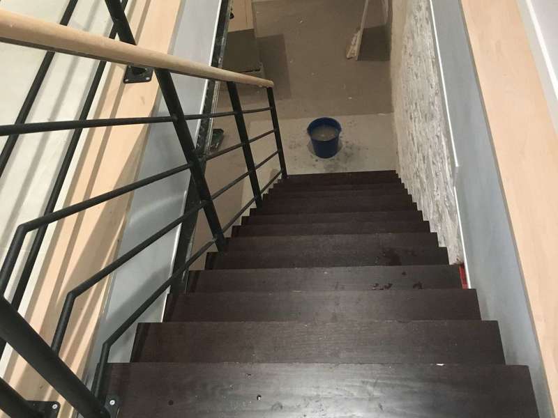 Escalier en bois en rénovation par AMF Menuiserie Paris et Île de France