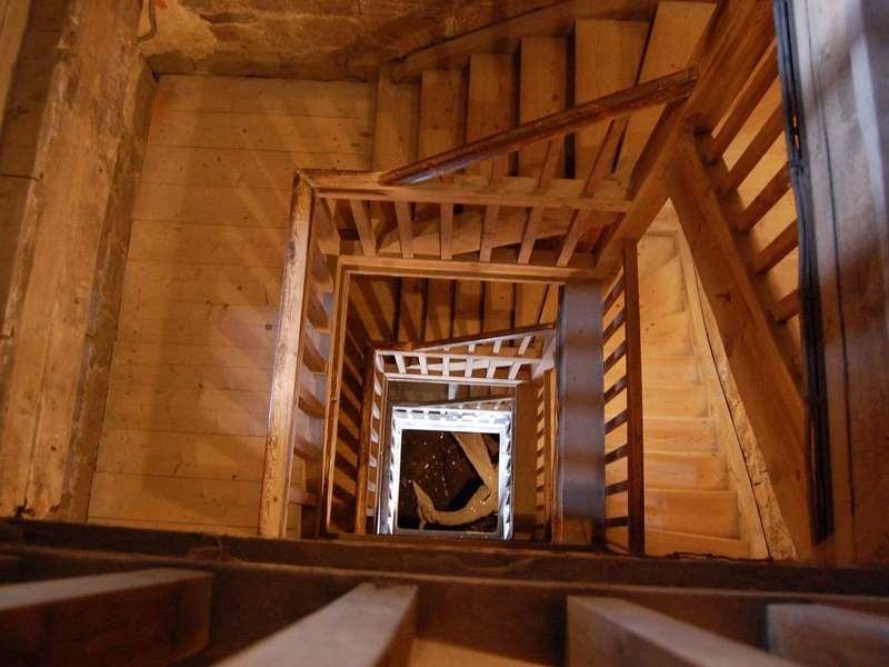 Escalier en bois en rénovation par AMF Menuiserie Paris et Île de France