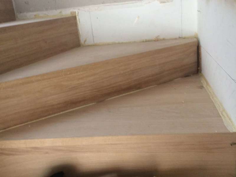 Rénovation et réparation de marche d'escalier en bois sur Paris et Île de France