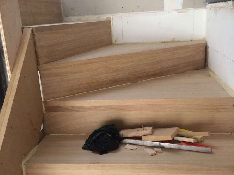 Rénovation et réparation de marche d'escalier en bois sur Paris et Île de France