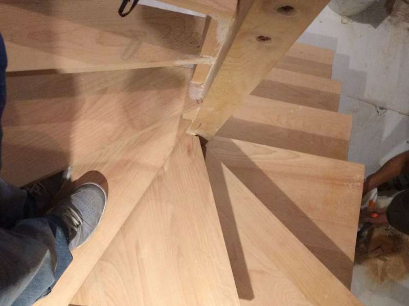 Escalier en bois en rénovation par AMF Menuiserie Paris et Île de France