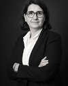 femme professionnelle travaillant avec ordinateur et documents