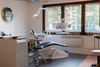 Salle de soins du cabinet dentaire du Dr Lellouche à Charenton-le-Pont : fauteuil dentaire et lumière naturelle