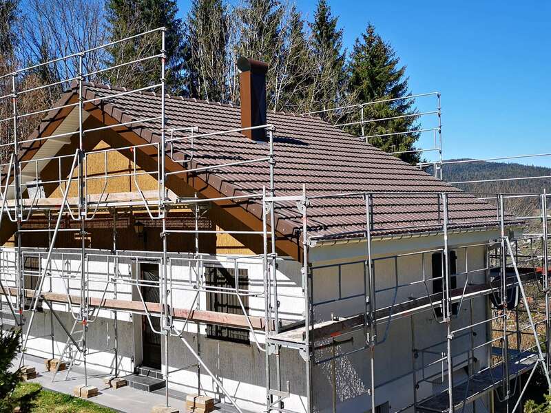 Maison XONRUPT (88) - Rénovation et isolation par l’extérieur de la couverture tuiles (sarking) - Habillage des sous-faces en aluminium laqué