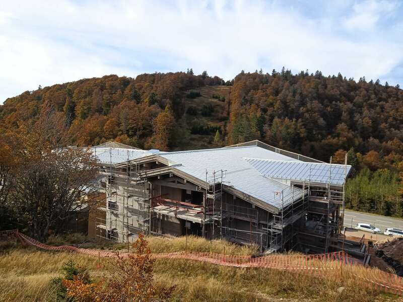 Réhabilitation et extension de l’Hôtel du Collet (88) - Couverture de montagne en inox à joint debout