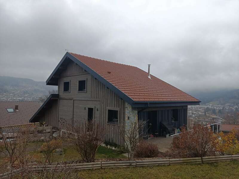 Chalet GERARDMER (88) - Rénovation et isolation par l’extérieur de la couverture tuiles (sarking) - Zinguerie en aluminium laqué PREFA