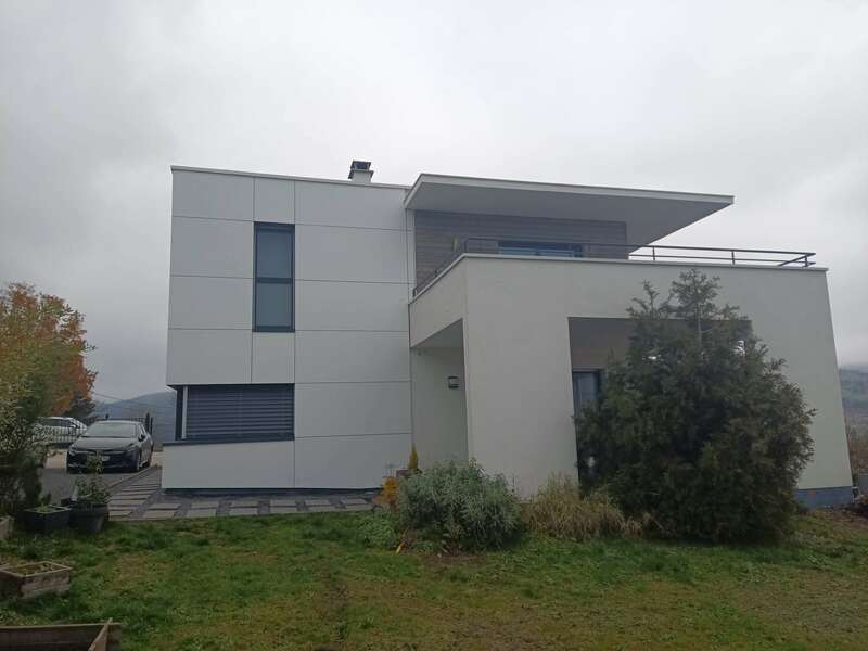 Particulier à GERARDMER (88) – Rénovation des façades, bardage en composite Trespa blanc