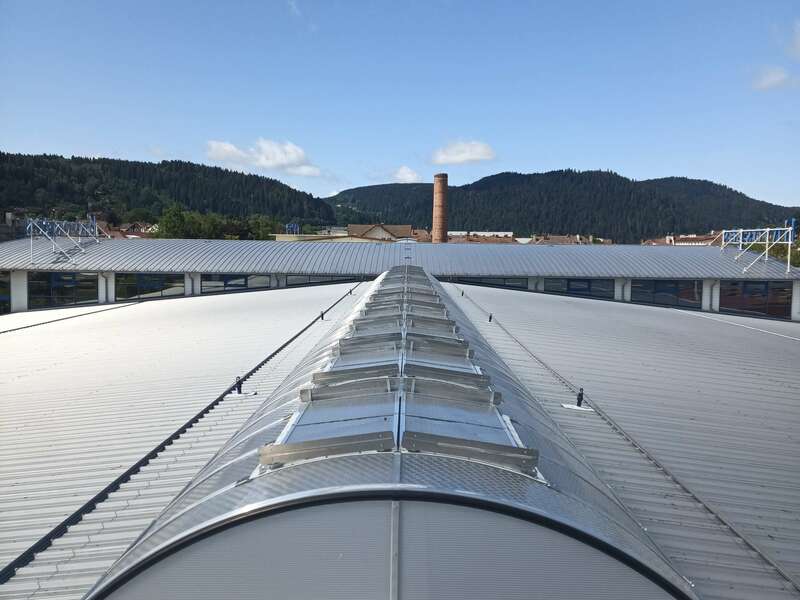 Bâtiment Industriel à GERARDMER (88) – Remplacement des voûtes filantes à haute performance thermique, protections solaire et exutoires de désenfumage intégrés