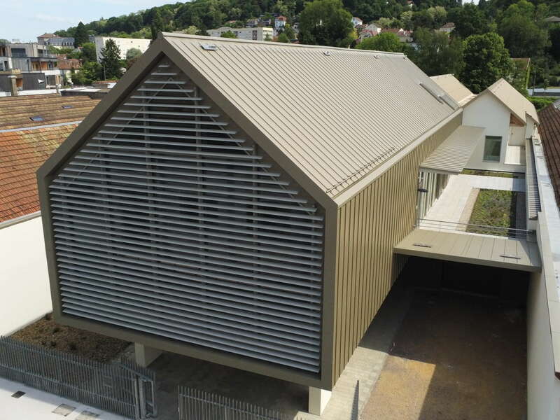 Nouveau Lieu Culturel & Archives à EPINAL (88) :
Couverture & bardage & couvertines en aluminium laqué à joint debout
Etanchéité toitures terrasse accessibles & végétalisées
Couverture en bac acier sec avec isolation par l’extérieur sarking
