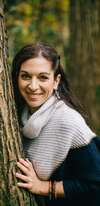 Femme souriante touchant arbre accompagnement bienêtre Croissy