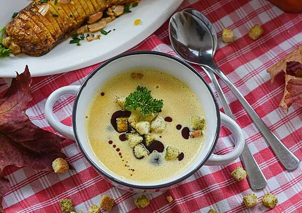 Velouté de panais-carottes, aux graines de grenade et de courge