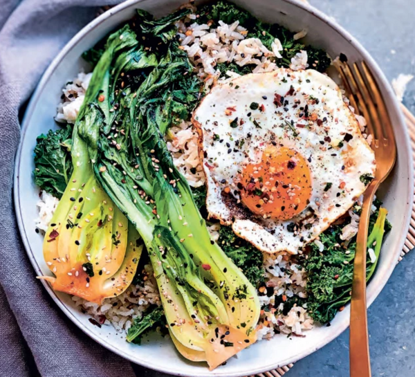 riz sauté aux légumes et œuf frit à l’asiatique