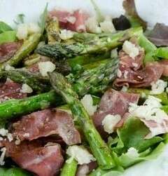 Poêlée d'asperges vertes et coppa 