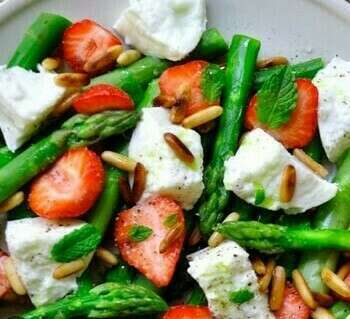 Burrata tiède aux fraises et asperges, crackers de parmesan 