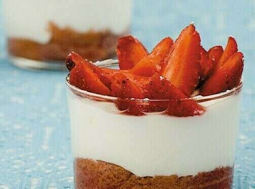 Charlotte « minute » aux fraises et biscuits roses