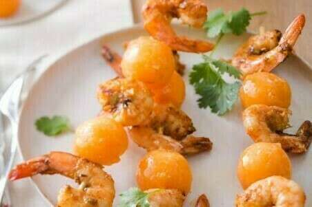 Brochettes de melon et crevettes au curry rouge et lait de coco