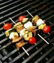 Petites brochettes d’ aubergines et halloumi et sauce au yaourt à la menthe