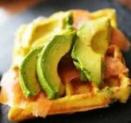 Gaufres de courgette (ou autres légumes) au saumon, avocat, concombre et pickles d’oignon rouge 