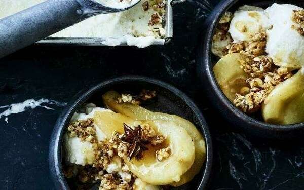 Poires pochées aux épices glace au yaourt
