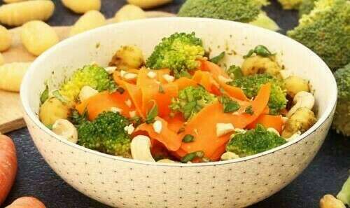 Gnocchis au pesto, brocoli, carottes et noix de cajou