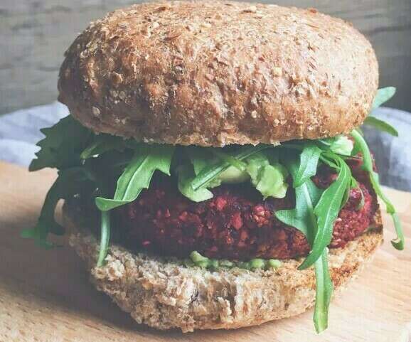 Burger maison, galette carottes et pois chiche, sauce curry