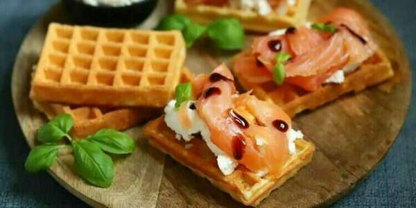 Gaufres de courgette au saumon, avocat, concombre et pickles d’oignon rouge