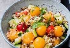 Salade de quinoa au melon, courgette et menthe