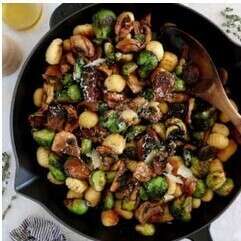 Fricassée de gnocchis, choux de Bruxelles et champignons