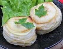 Mille-feuille de céleri-rave rôti, crème de chèvre fouettée & noisettes