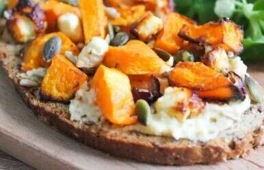 Tartine chaude légumes rôtis, fromage frais 