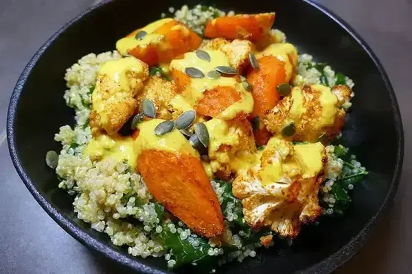 Bowl de quinoa, légumes rôtis, feta et amandes, sauce express citron-yaourt 