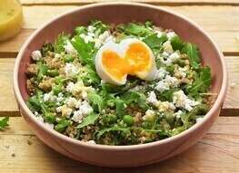 Œufs mollets, salade de quinoa et petits pois 