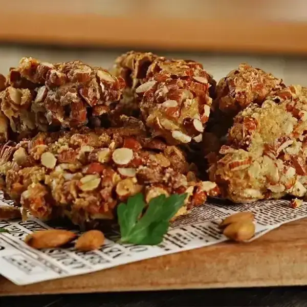 TENDERS D’AIGUILLETTES DE POULET CROUSTILLANTS, CHOU-FLEUR RÔTI & SAUCE AU YAOURT