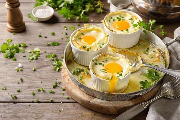 Oeufs cocotte aux choux de Bruxelles et Chorizo