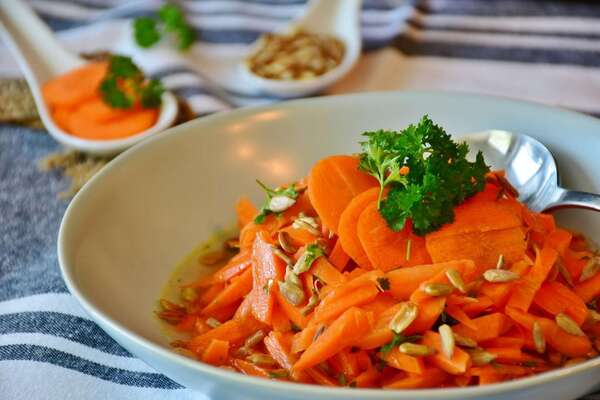  Salade de carottes, sauce miso, orange et gingembre