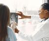 	Standard téléphonique IA en radiologie : deux praticiennes examinent un cliché radiographique