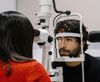 Standard téléphonique IA en ophtalmologie : patient examiné à la lampe à fente par une praticienne