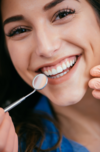 modèle dentaire transparent avec implant métallique visible