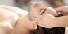 mains massant le dos avec des techniques suédoises