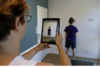 Étude posturale pendant une consultation chiropratique - Émilie Farges, Vannes