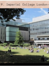 étudiants détendus sur pelouse devant bâtiment moderne médical