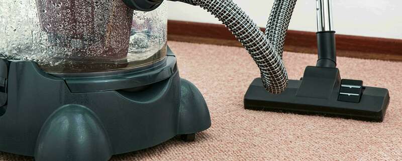 Un shampooing moquette : injection/extraction ou en poudre