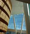 Intérieur moderne avec mur bois et grandes fenêtres vitrées